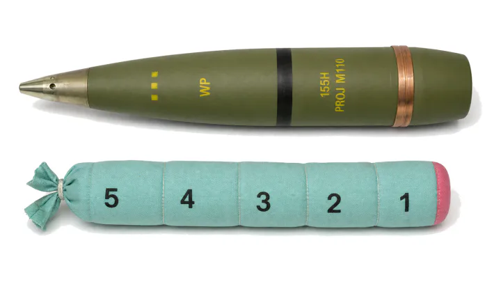 155 mm white phosphorus smoke round M110A2 with propellant charge M3A1