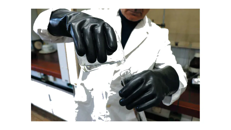 M4 NBC protective gloves, In-use view