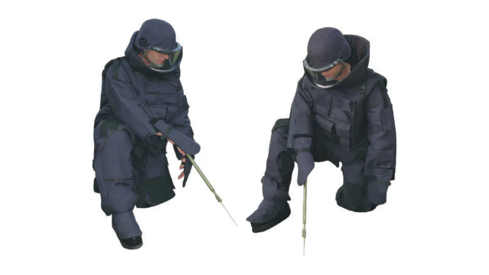 MD-06 demining suit, Kneeling working positions
